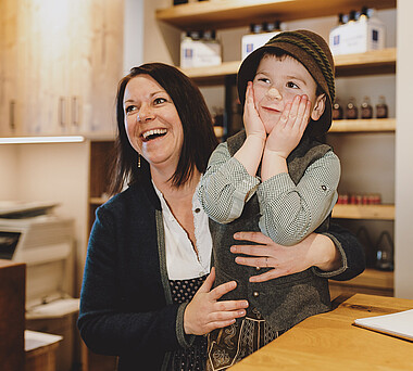 Appartements Liebe Heimat Aufnahmen im Restaurant, Familie Resch im Winter 2023 © Stefanie Oberhauser